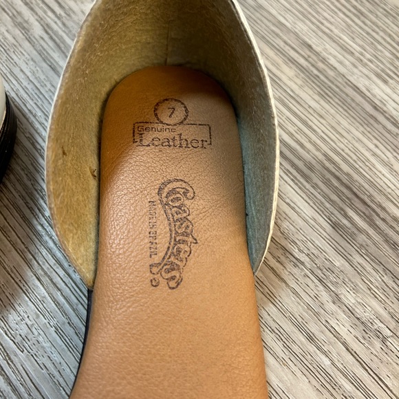 COASTERS genuine leather women’s white flat sandals shoes. GUC. - Picture 2 of 6